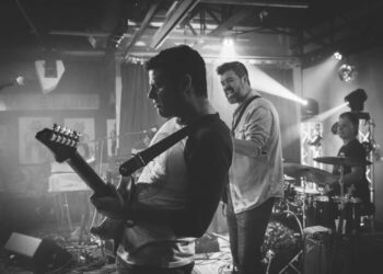 Mark Lettieri playing with Eric Krasno in Dallas, TX. Photo by Jackson Butt