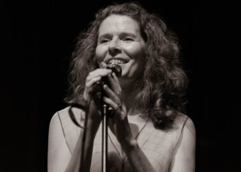 Edie Brickell performs at the Kessler Theater in Dallas - coverage by Lone Sound